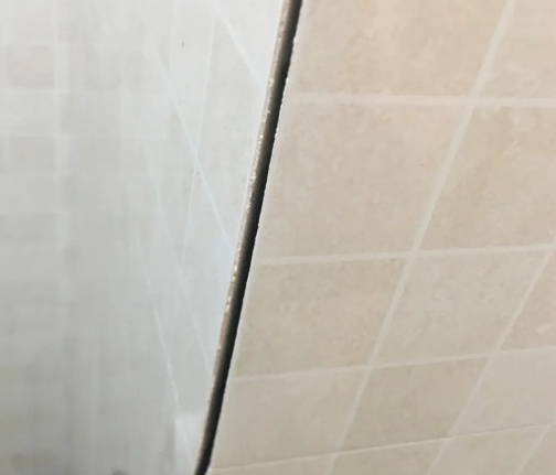 佳木斯瓷砖空鼓维修公司分享阳台瓷砖脱落的修复过程可以分为以下几个步骤